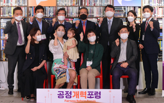 국민의힘 제20대 대선 예비후보인 윤석열(오른쪽 네번째) 전 검찰총장이 1일 서울 인사동 복합문화공간 KOTE에서 열린 공정개혁포럼 창립기념식에서 공동대표인 김영환 전 의원, 김형기 경북대 경제통상학부 명예교수 등 참석자들과 기념촬영을 하고 있다.연합뉴스·국회사진기자단